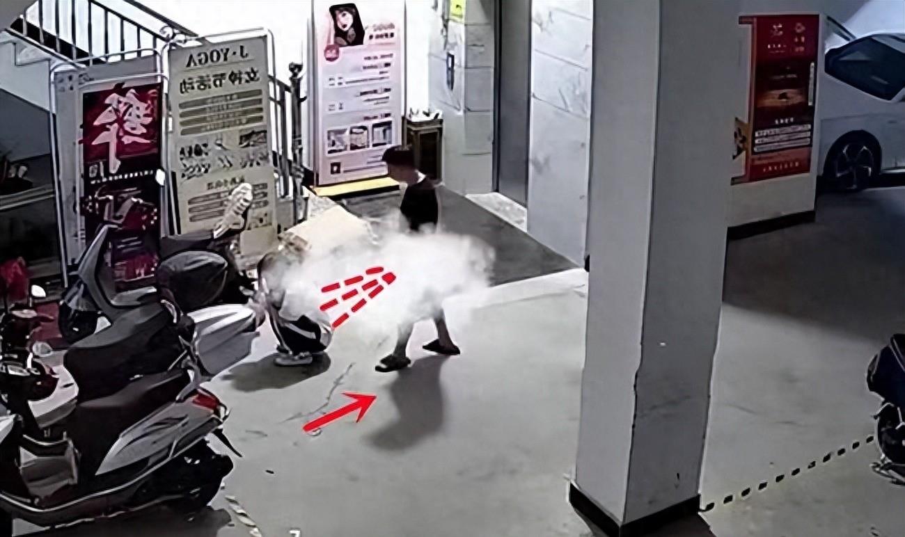 *欲情**燃烧！翘臀女子遭陌生男子激情涌动