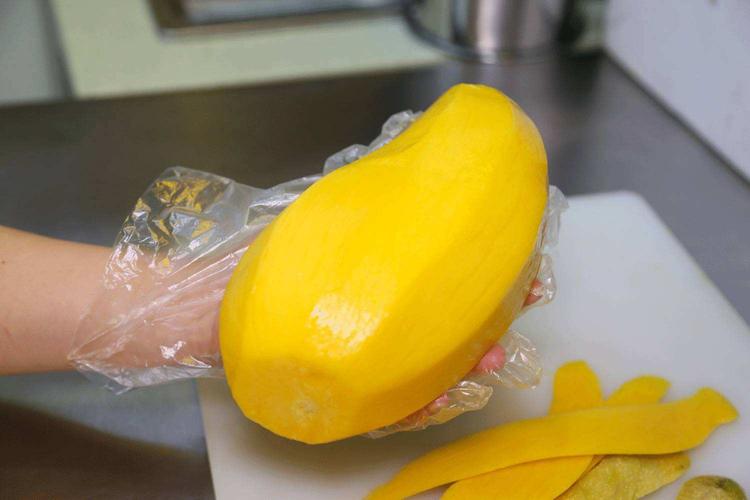 芒果怎样剥皮最方便且不脏手,芒果怎么吃不脏手又好剥皮的方法