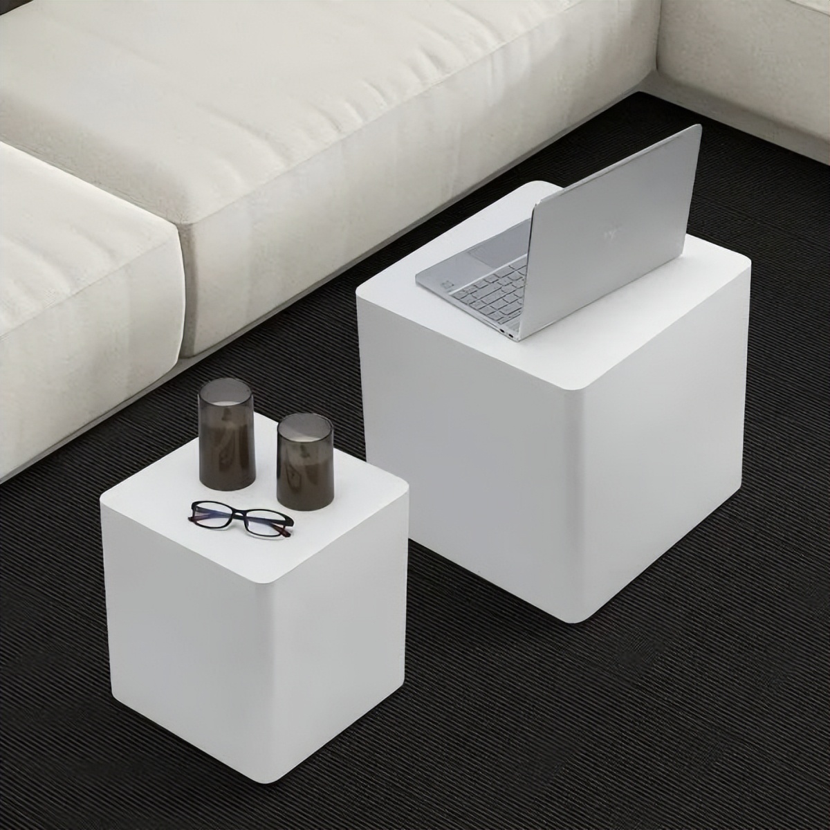 嚯!这满屏的白色边桌,兜住细节的高级感,引网友点赞!