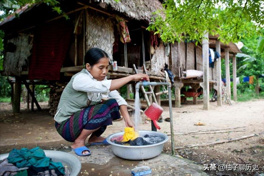 90后越南女孩从小父母离异，二婚嫁到中国云南农村，坚强独自带娃