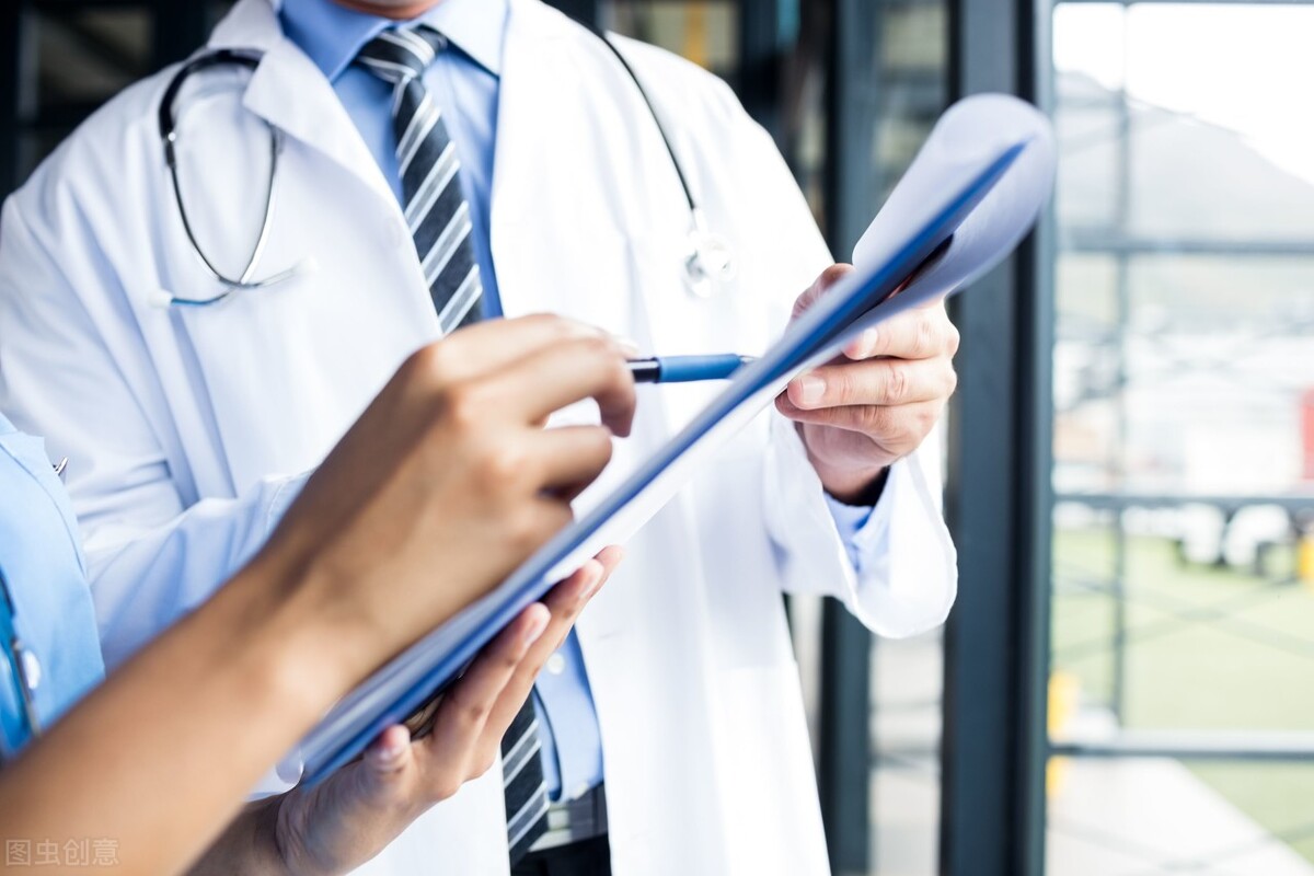 腹部的白癜风怎么治疗呢,女孩腹部白癜风