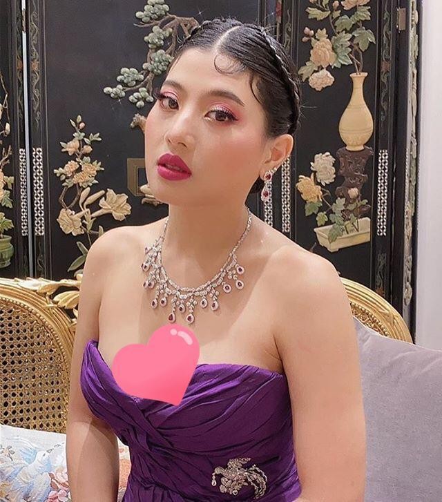 泰国神兽公主身材好辣！白衬衫裹身掩不住丰胸，可惜35岁仍是单身