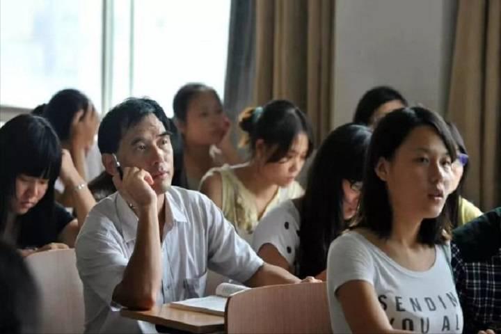 43岁农民陪女儿高考成大学辅导员,农民陪女儿高考