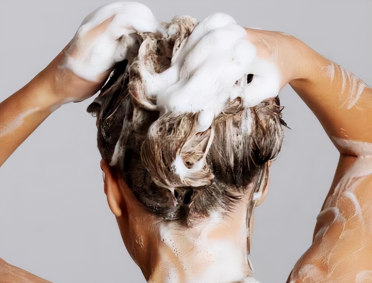 洗完头发吹干和自然干哪个更顺畅,洗完头发是自然风干还是吹风机好