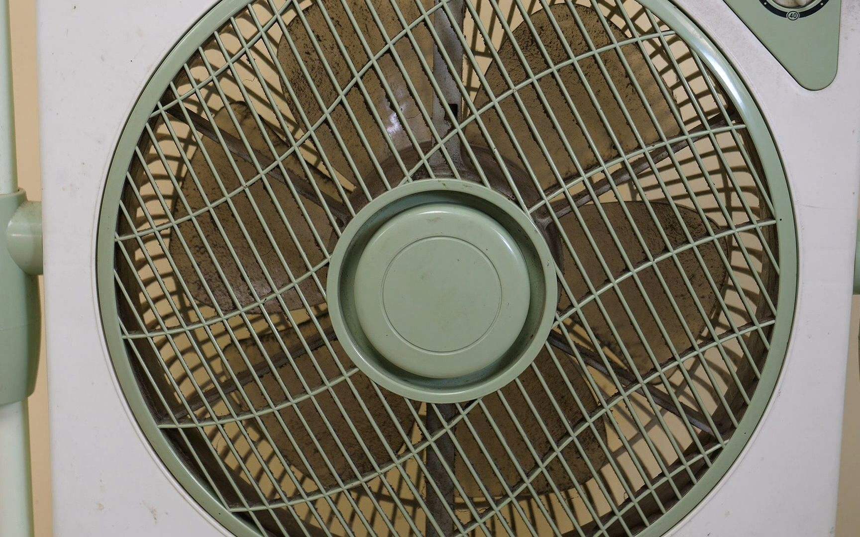 风扇上灰怎么清理,为什么电风扇的扇叶上容易积累灰