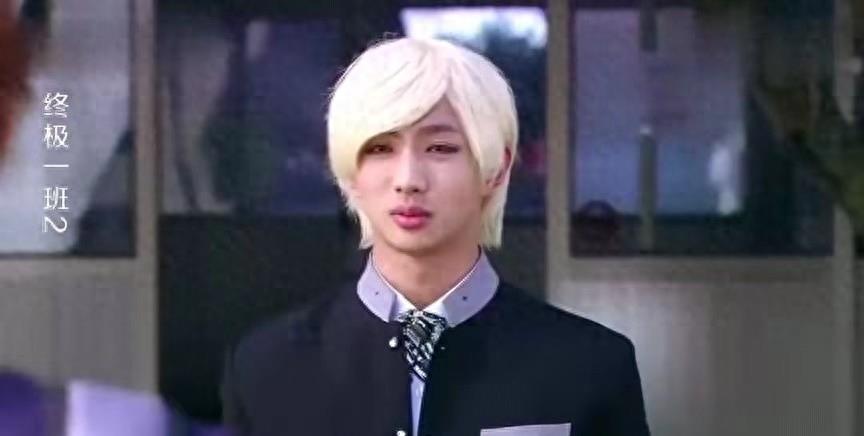 牛角胸罩，诱惑式舔刀尖，这些颠覆三观的镜头，看完让人一言难尽