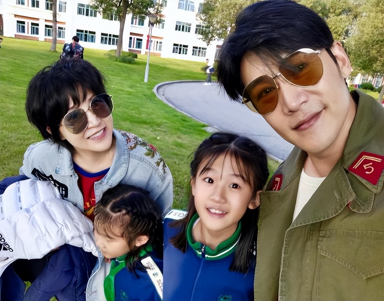 陆毅与贝儿近照,陆毅晒贝尔的长腿