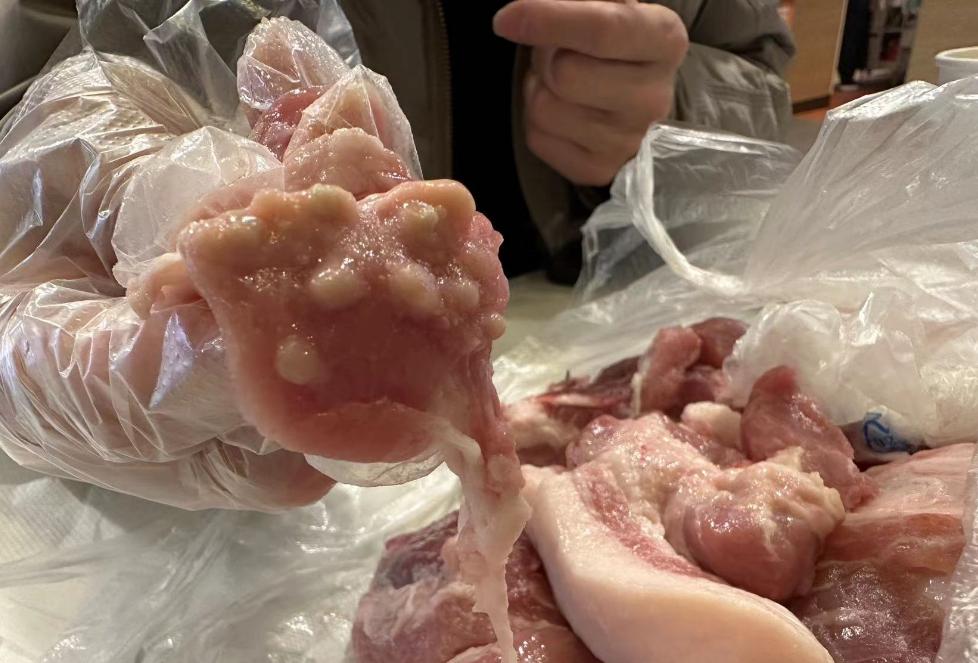 华商记者帮||顾客买的后腿肉有泡状物，超市人员：反馈给采购方，暂不能下判断