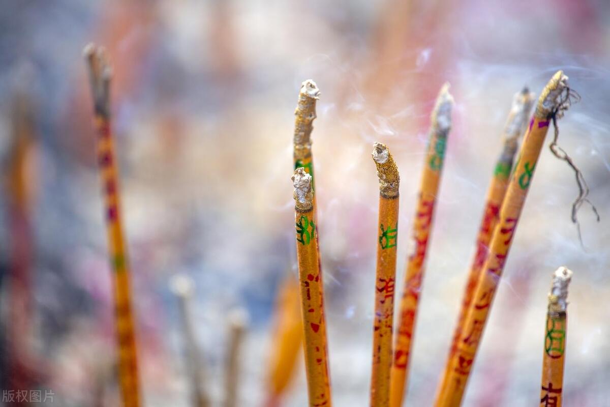 上香三柱各代表什么,上香为何是三根香