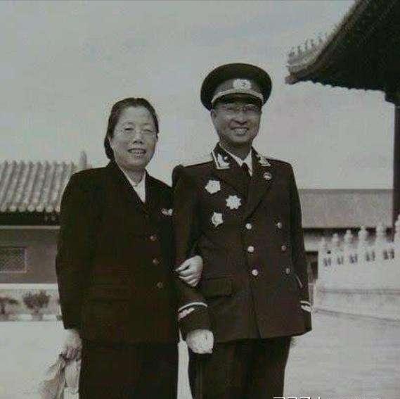 55年新军装设计出现争议，陈赓一句话逗笑全场，叶帅：你这个家伙