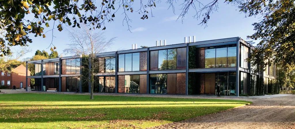 秋日漫步：英国私校美景巡礼，孩子们喜欢哪一所？