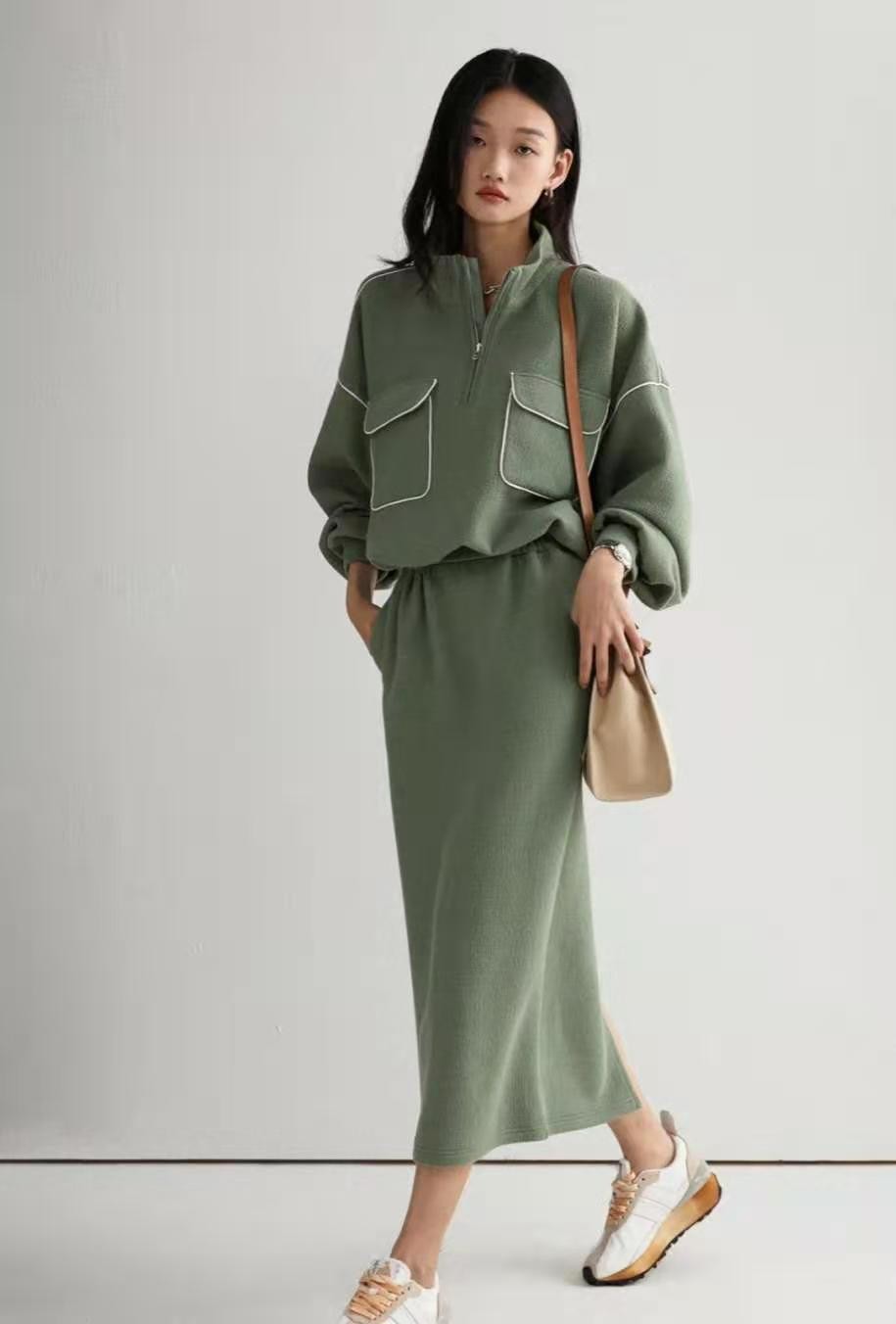 今年流行连帽卫衣内搭洋气又时髦,拉链款宽松版卫衣怎么穿时尚漂亮