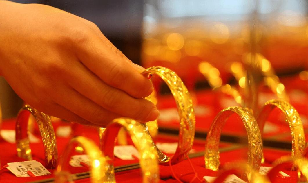 华尔街抢购黄金中国大妈,华尔街报道中国大妈抢购黄金真假