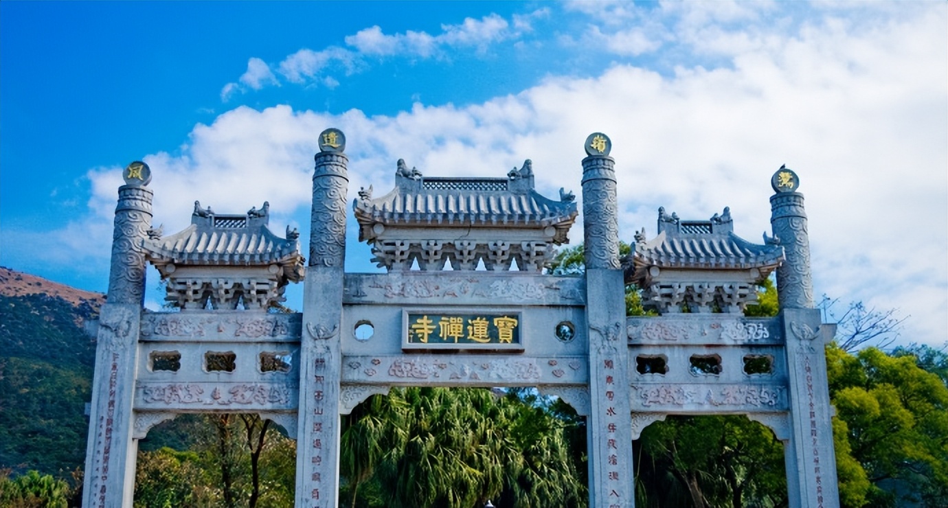 胆真大的假尼姑，开豪车住豪宅夜夜笙歌，把寺庙当做摇钱树！