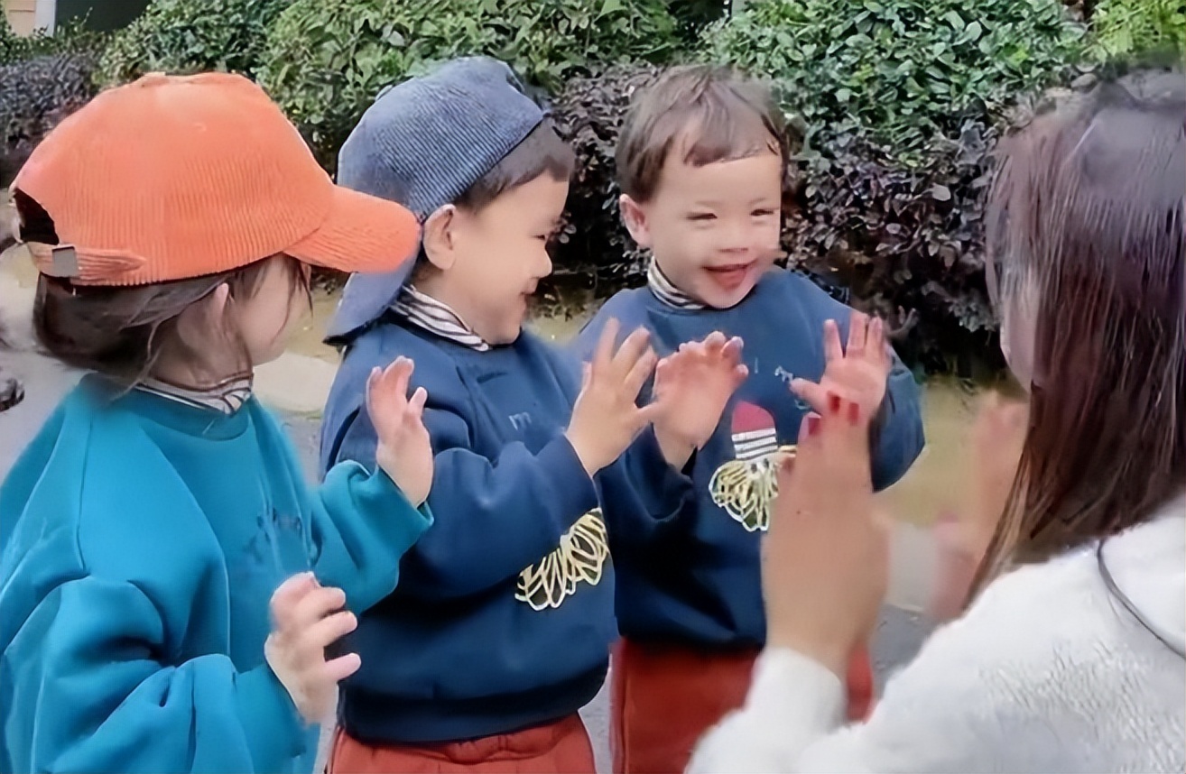 闺蜜花20万试管生混血宝宝视频,30岁女模特试管生下混血三胞胎