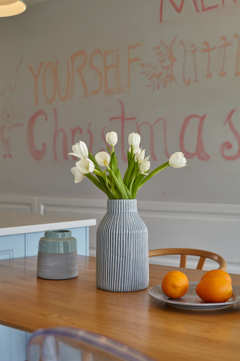 她家用木器漆打造出了独一无二的电视背景墙