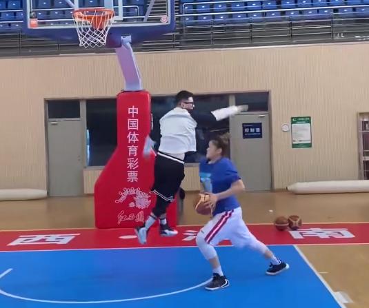 场均4.7分，陕西女篮前锋新星！单挑完虐马师傅，她才20岁啊？