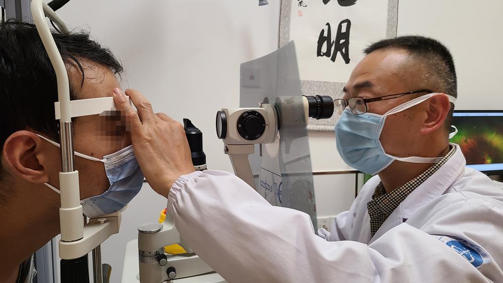 男子被砸脸眼球陷进鼻腔,男子鼻子被手机砸后屏幕却现凹坑