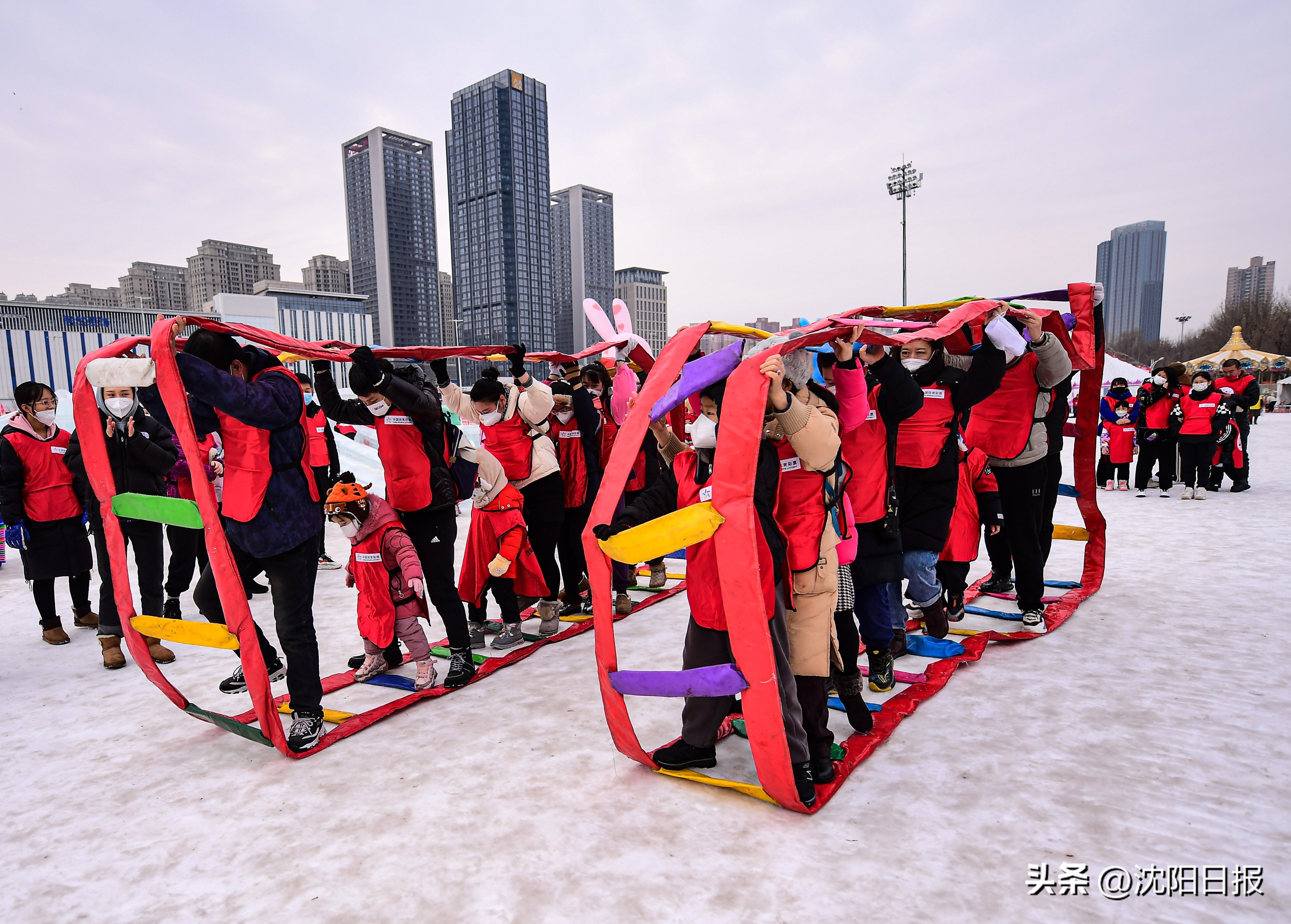 孩子们雪地撒欢,孩子们雪地里尽情撒欢
