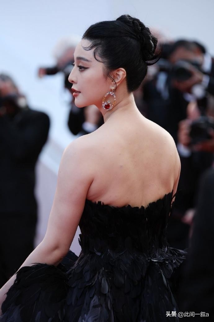 “大秀*光春**”还不害臊，深V露背都不遮掩，这群女明星全员养眼！