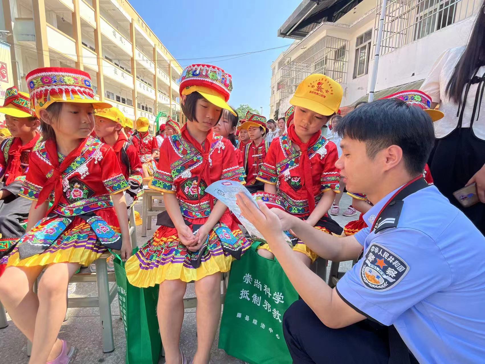 公安庆六一法制宣传,欢度六一普法宣传活动