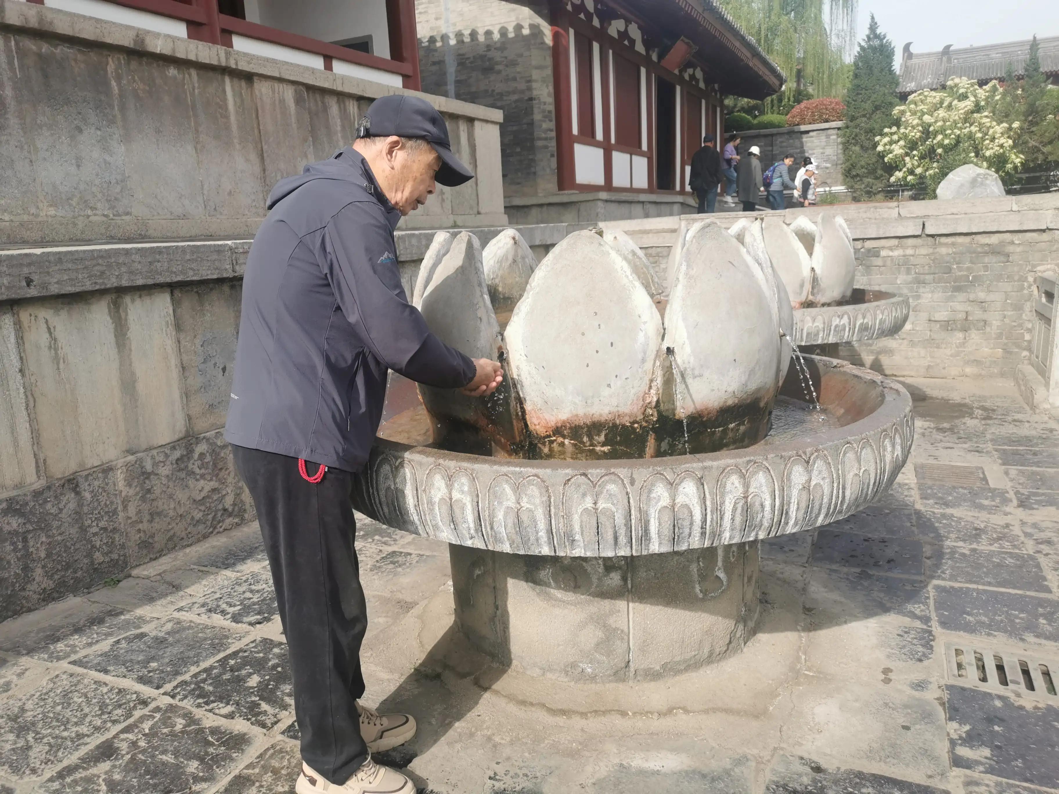 华清池温泉水滑洗凝脂,春寒赐浴华清池温泉水滑洗凝脂