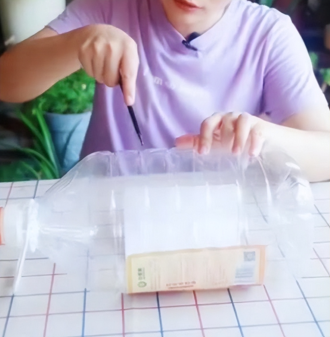 废弃塑料桶做花盆的方法,废旧塑料瓶改造花盆小妙招