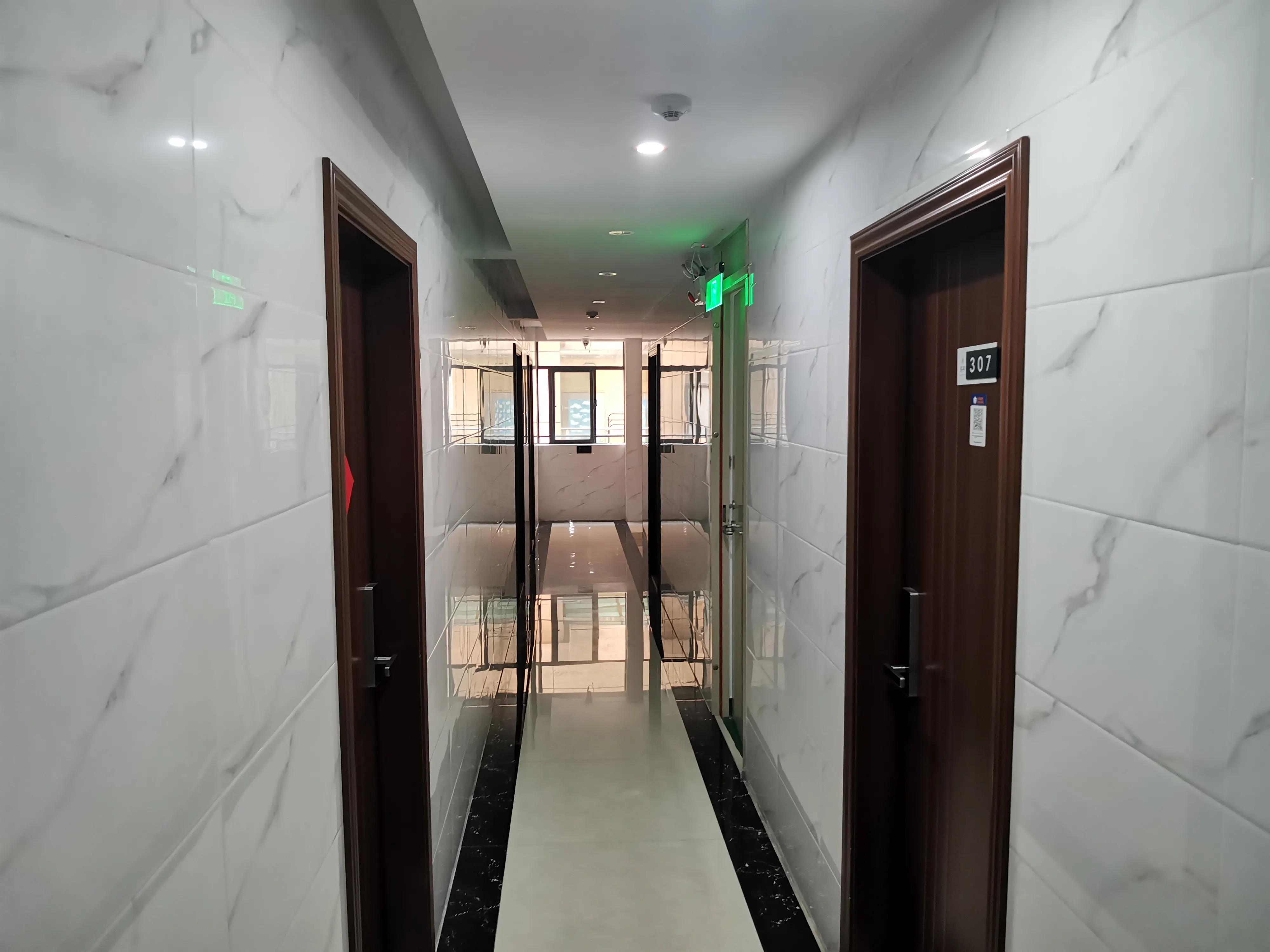 深圳豪横房东阿姨，有一栋楼，一年收房租200多万，已经移民香港