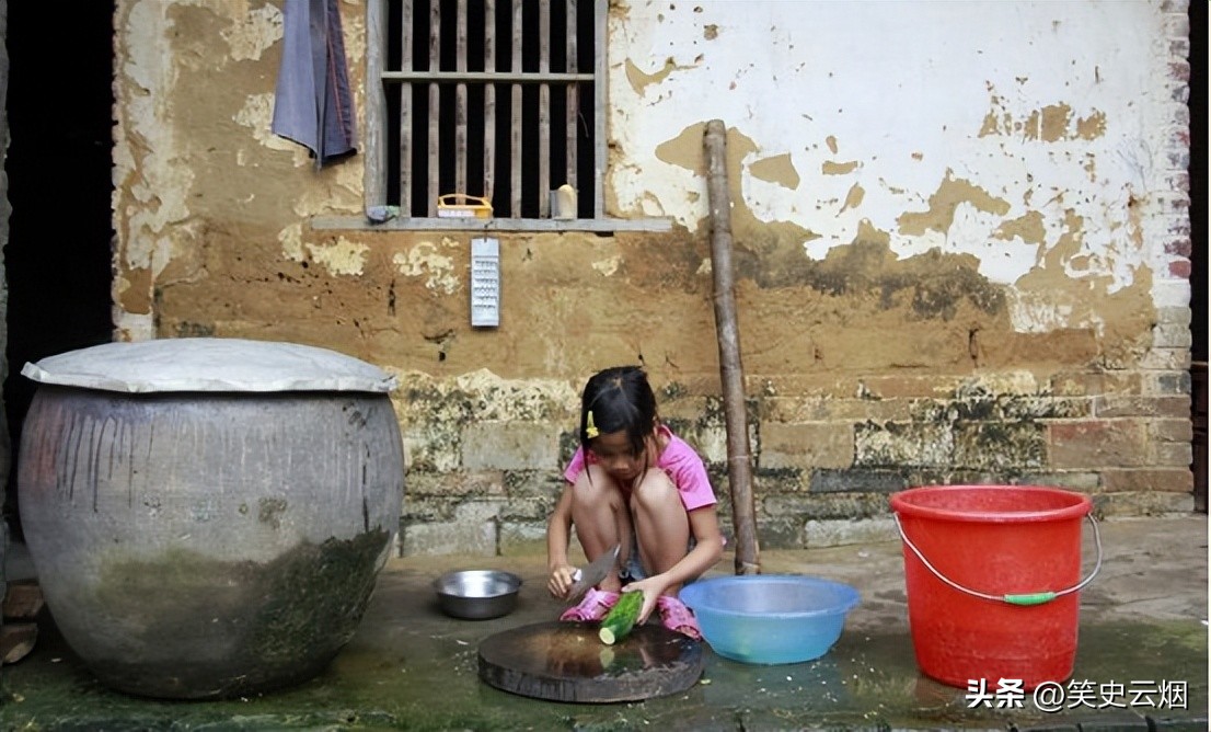 大儿子楼盘烂尾小儿子砸了招牌,大儿子房子被砸