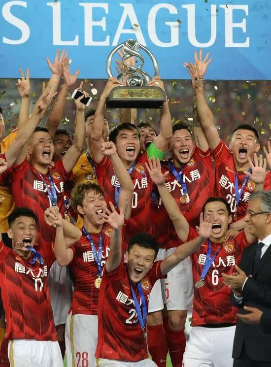 广州队与主帅卡纳瓦罗终止合约,广州足球队准入告急面临解散危机