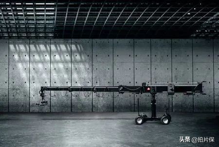 拍片保︱跟拍车高架撞击致遥控头摄像机坠落！怎样配置保险能赔？