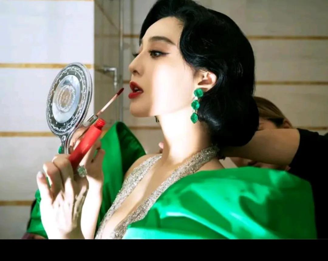 刘雯出席名利场奥斯卡派对 (刘雯奥斯卡派对造型好美)