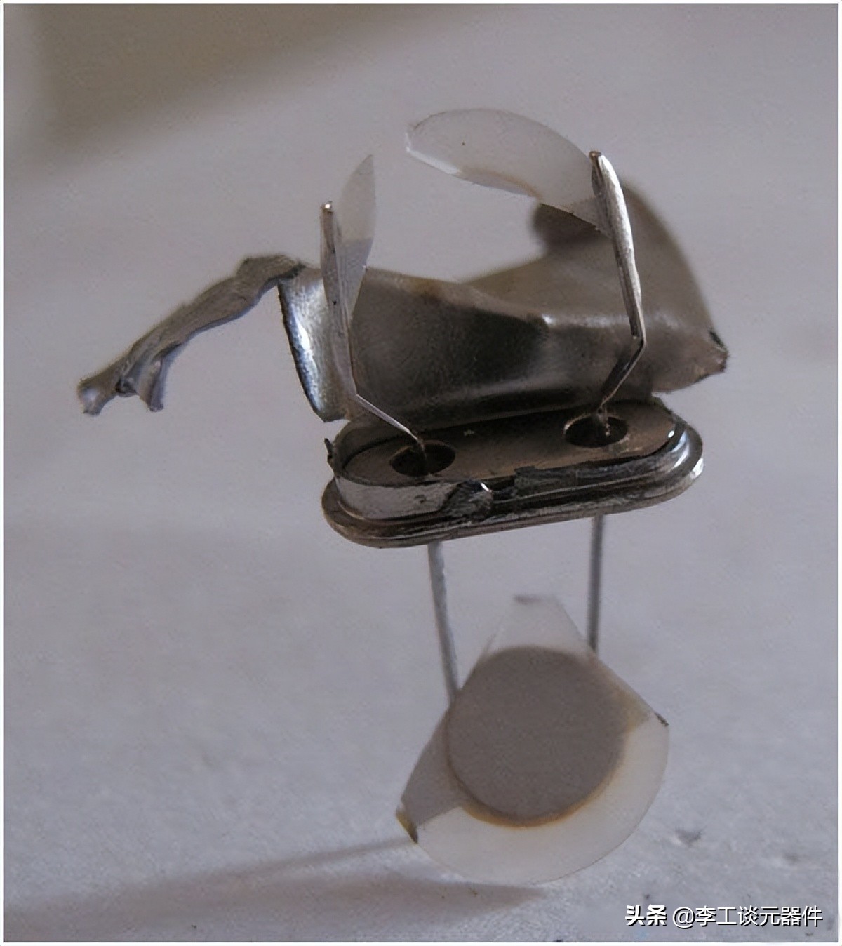 晶振是有源晶振和无源晶振的统称,晶振是干什么用的