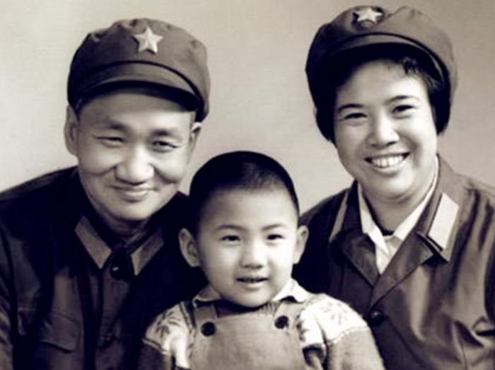 毛*东泽**劝毛岸青主动追求邵华，婚后，毛*东泽**给邵华写信：多读上邪