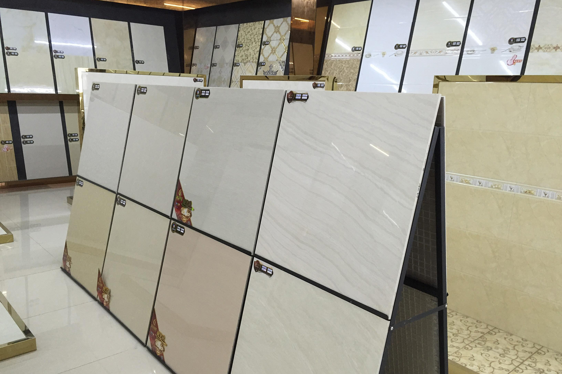 瓷砖上贴砖的利弊,墙体贴瓷砖好吗