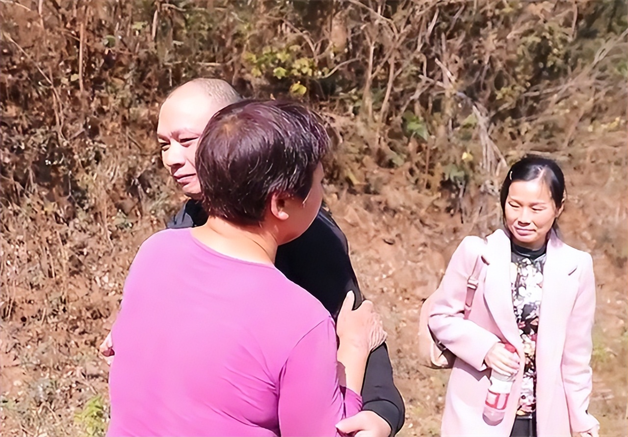 湖南小伙死亡母亲哭瞎右眼，15年后交警通知：你儿子被拘留了