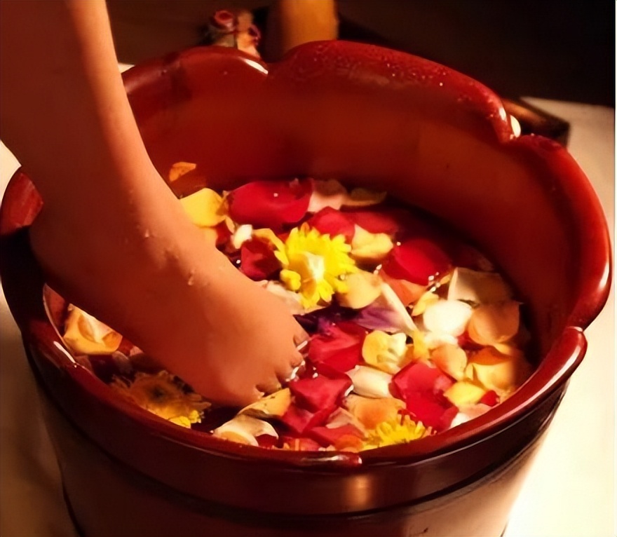 女人睡前用艾叶泡脚好吗,睡前艾叶生姜泡脚