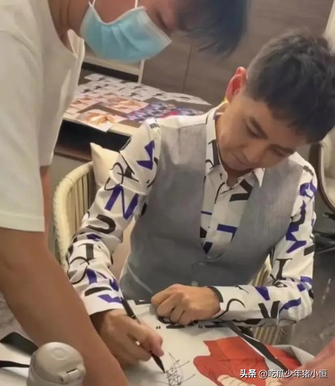 林志颖参加活动拄拐吗,44岁林志颖出席活动如小鲜肉