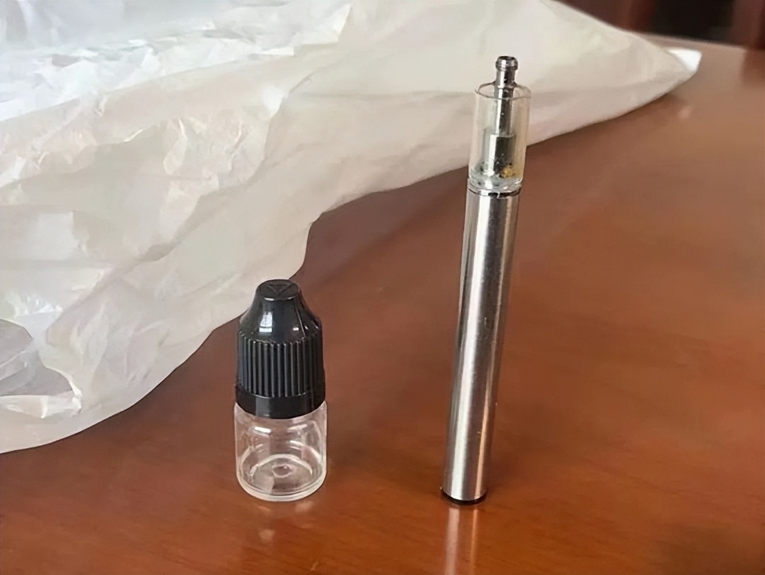 20岁男子沉迷“上头*子烟电**”，做起贩卖烟油生意，为规避风险竟找发小帮忙洗钱……