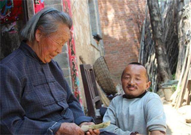 00后小伙靠捡废品养活一家4口,一男子捡垃圾养瘫痪妻子