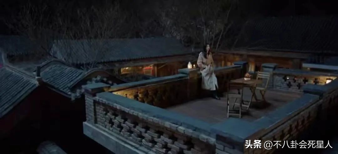 国产剧又见“假穷人”，买二手手机、抢五折牛排，却住北京四合院