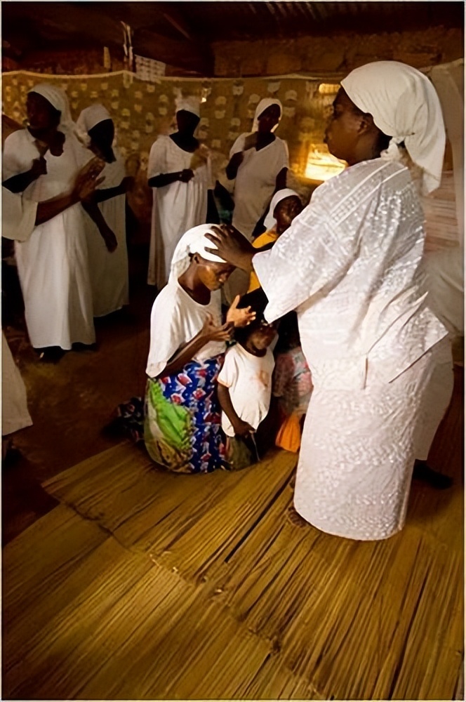 2016年,那个被白人美女喂水喝的2岁非洲小男孩,后来怎么样了?