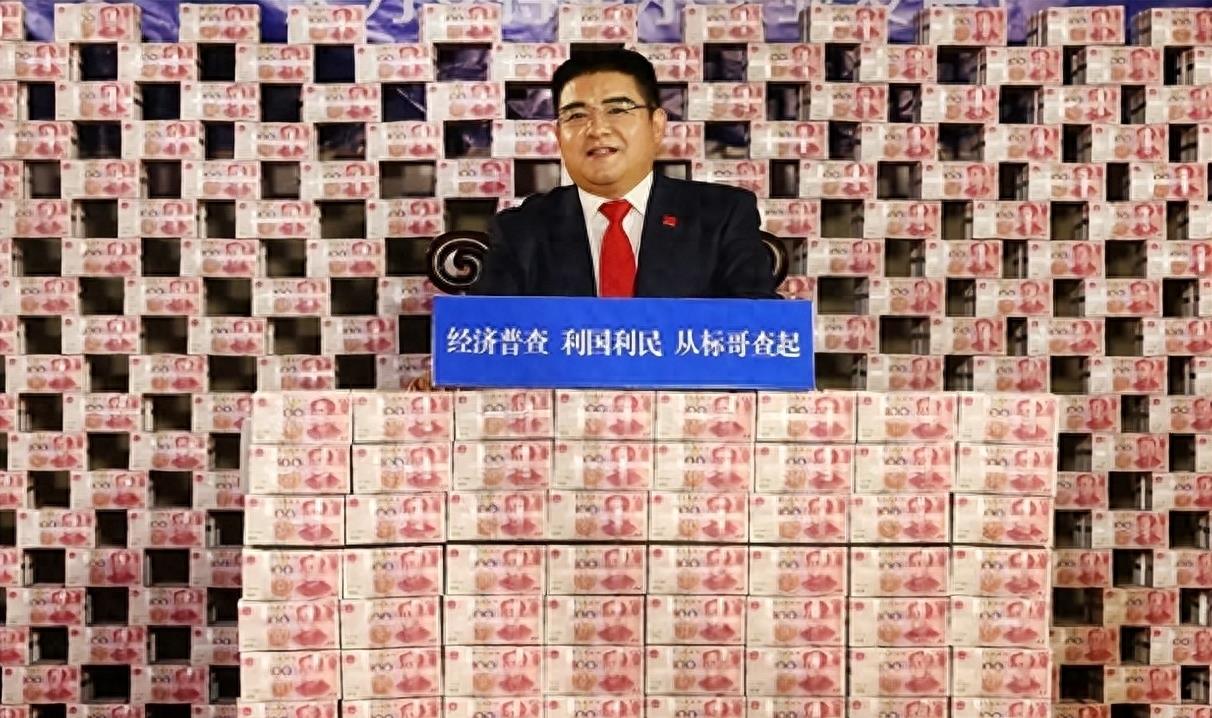 他把现金堆成山，高调捐款20亿后“消失”，如今出现在家种地？