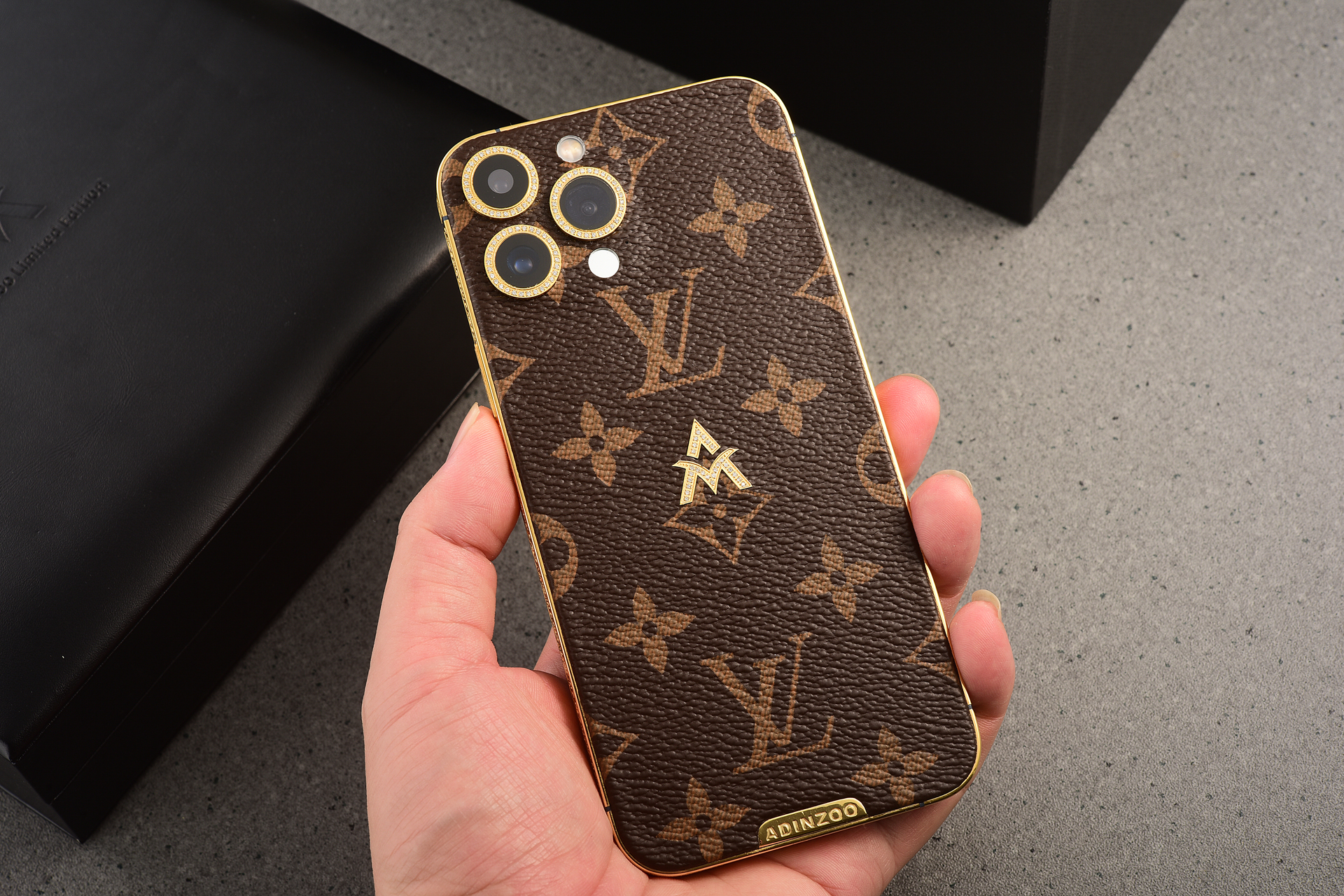 年轻人的第一款LV，不一定非要包包，也可以是LV定制iPhone