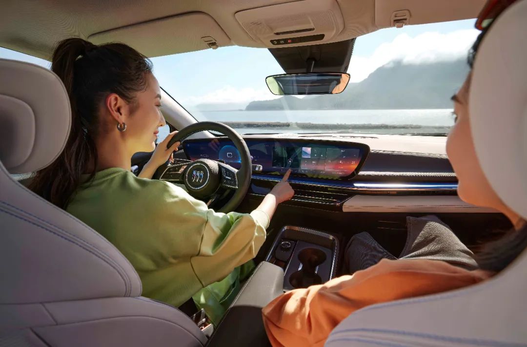 颜值和配置真的能打，别克E4纯电轿跑SUV上市