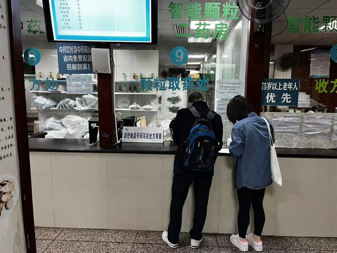 知知观察·身边的新兴职业（一）｜贵阳陪诊师：游走在刚需与质疑中的“临时家人”