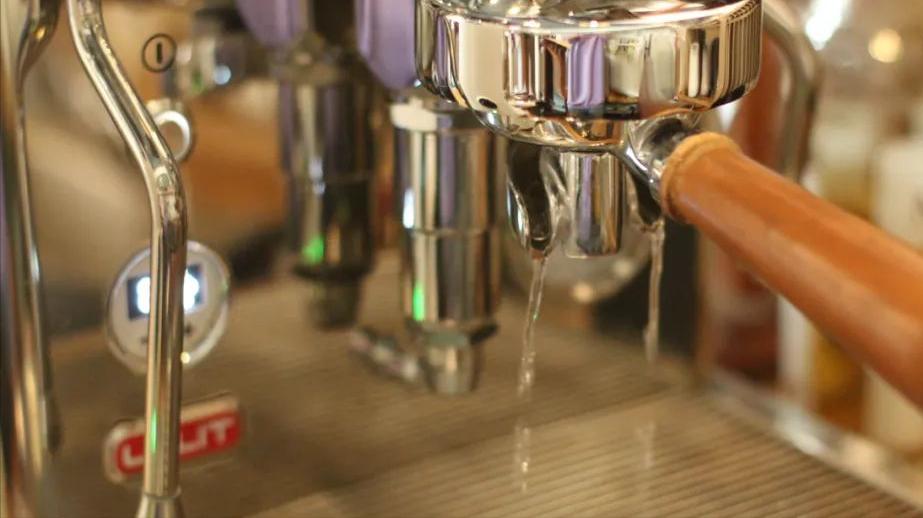 咖啡萃取后手柄里咖啡有水,萃取出来的咖啡液加开水还是冷水