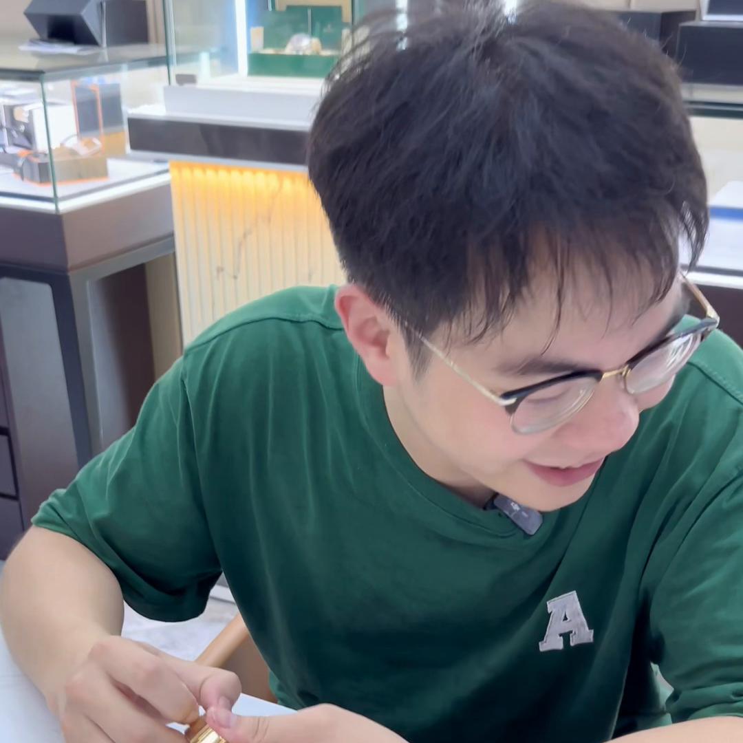 老阿姨送儿童手表,老阿姨送大叔昂贵手表