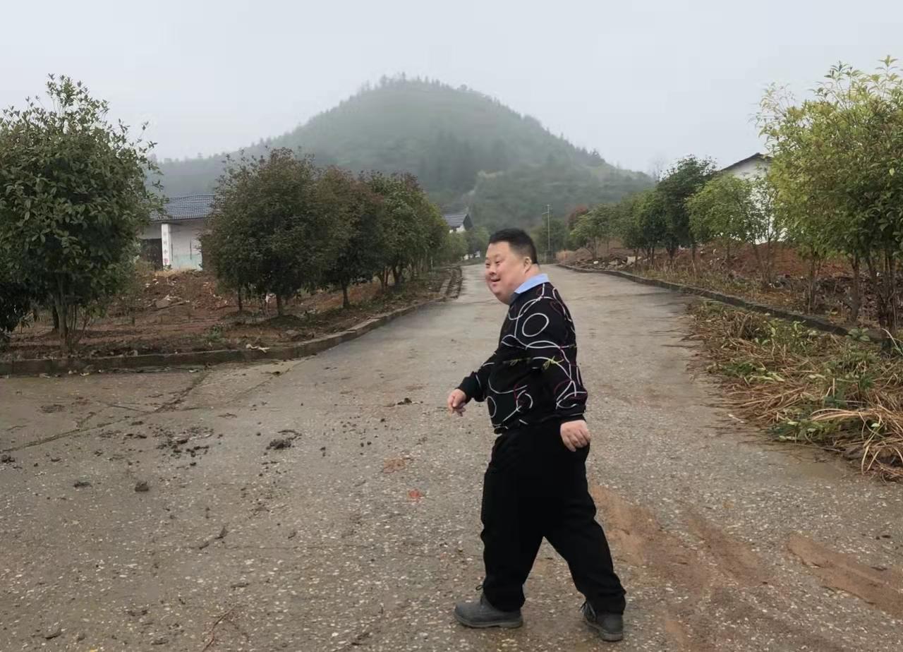 湖北痴呆儿，从天才指挥家变养鸡人，花50万治肺癌，认富豪当干爸