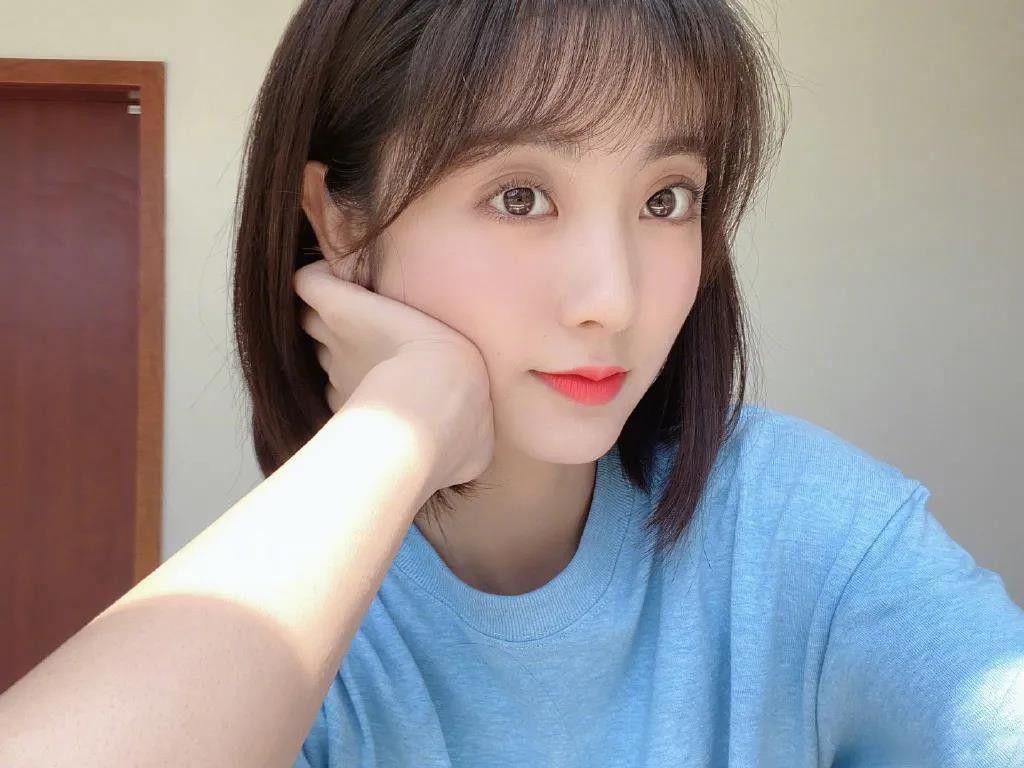 邢菲一袭白裙清新甜美,邢菲可爱少女照片